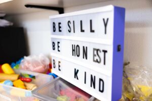 Ljusskylt med texten Be silly, be honest, be kind