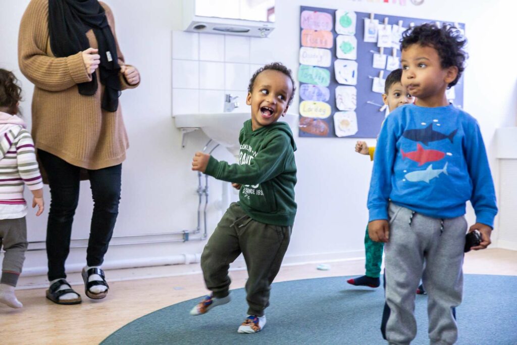 Barn som kommer in på förskolan på morgonen
