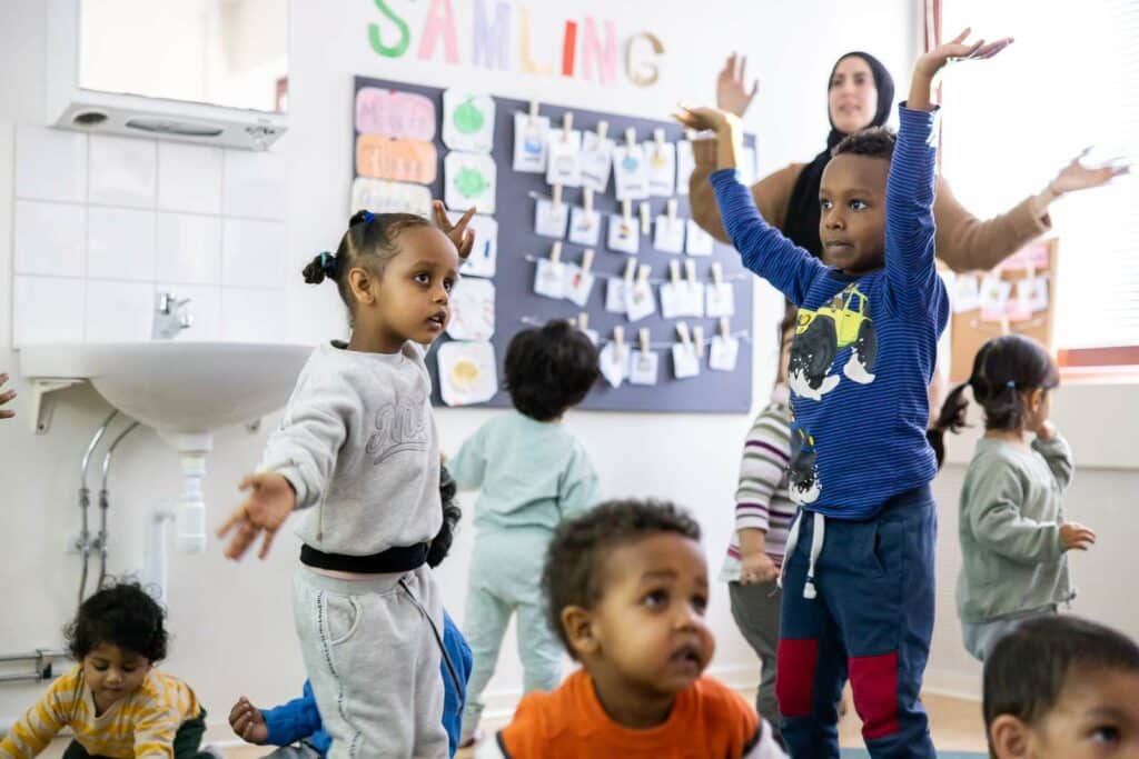 Barn och pedagog under en samling på förskolan