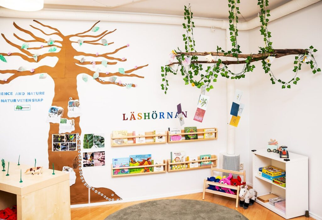Läshörna med trädmålning på Svenska Internationella Förskolan i Hässelby