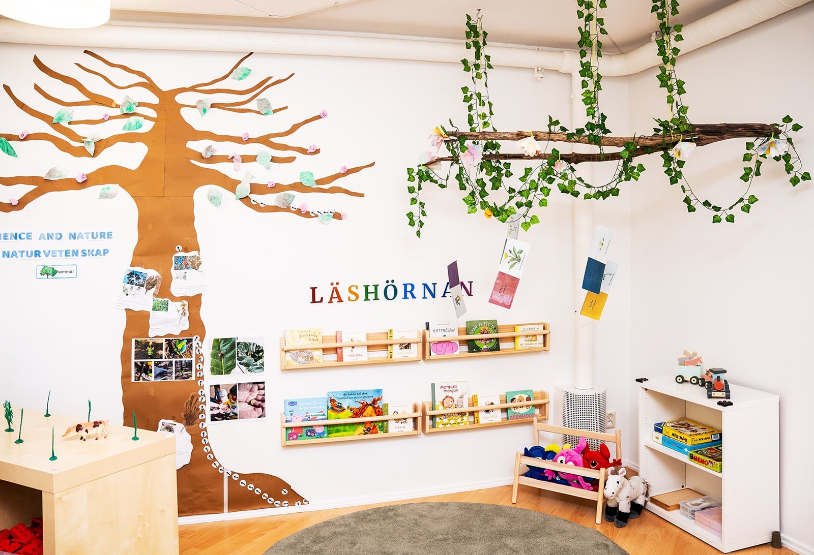 Läshörna med trädmålning på Svenska Internationella Förskolan i Hässelby