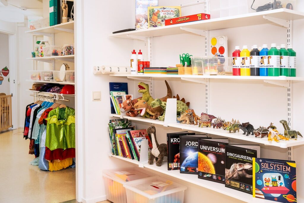 Hyllor med lekmaterial på förskolan i Hässelby