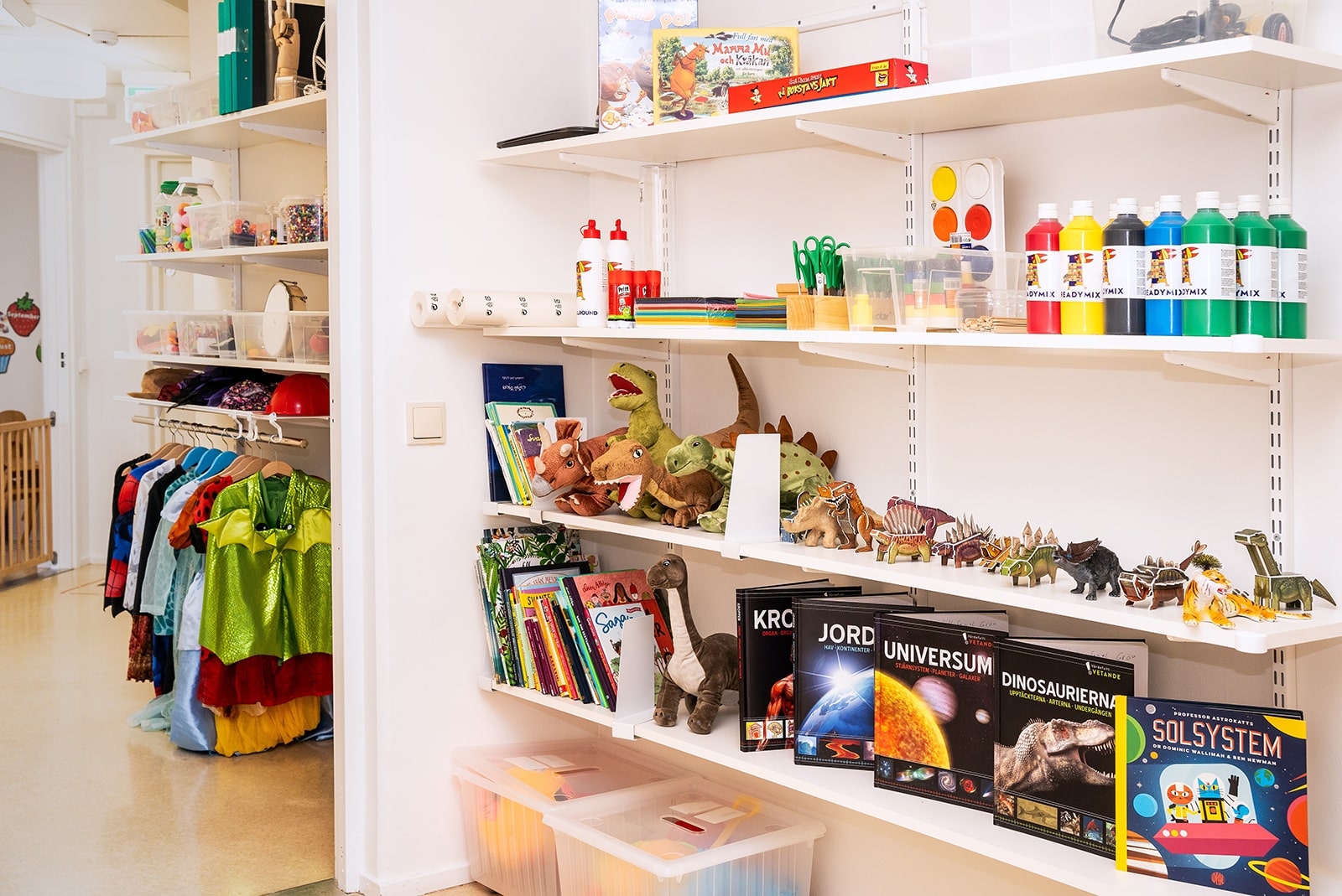 Hyllor med lekmaterial på förskolan i Hässelby