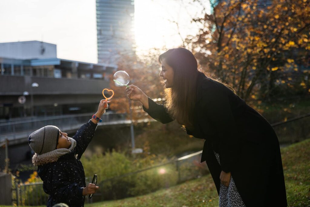 Barn och pedagog på utflykt utomhus nära förskolan i Kista